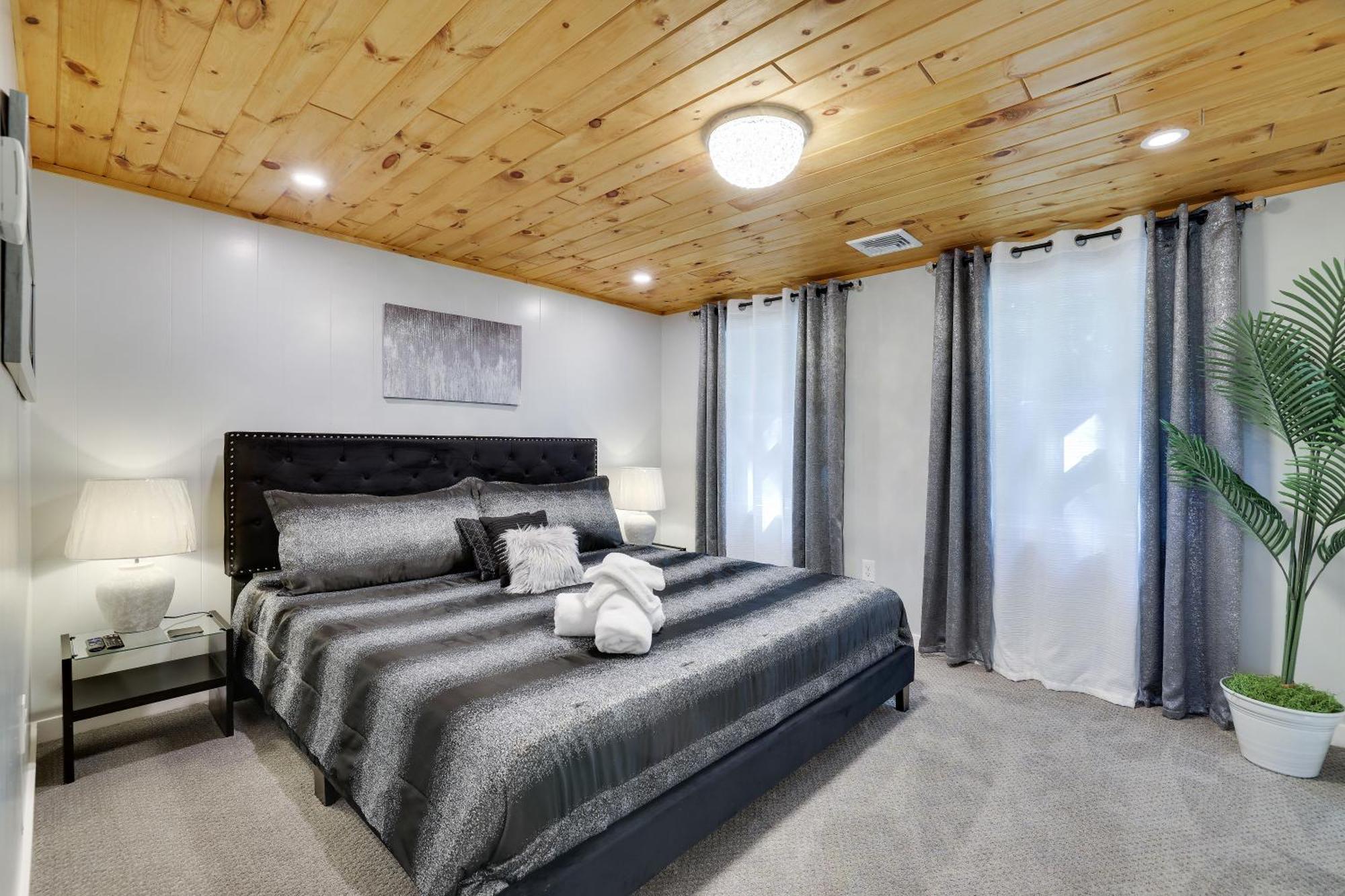Poconos Brand New Lakefront Oasis 1 Acre, Hottub Gameroom Firepits Talk About Privacy Albrightsville Esterno foto