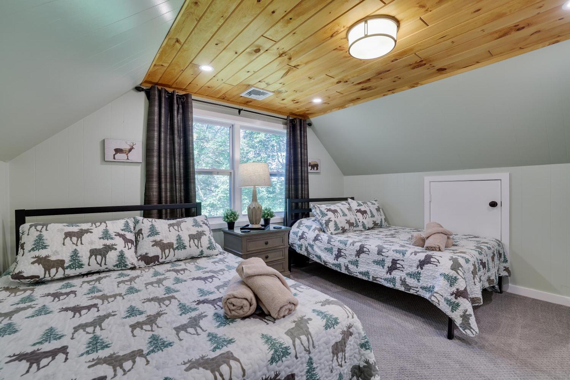 Poconos Brand New Lakefront Oasis 1 Acre, Hottub Gameroom Firepits Talk About Privacy Albrightsville Esterno foto