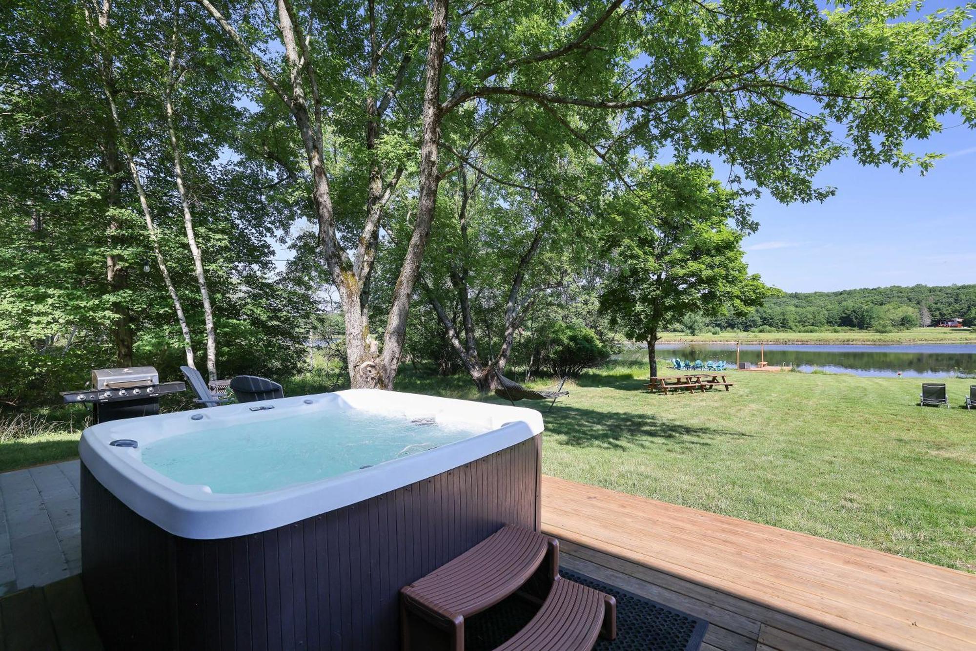 Poconos Brand New Lakefront Oasis 1 Acre, Hottub Gameroom Firepits Talk About Privacy Albrightsville Esterno foto