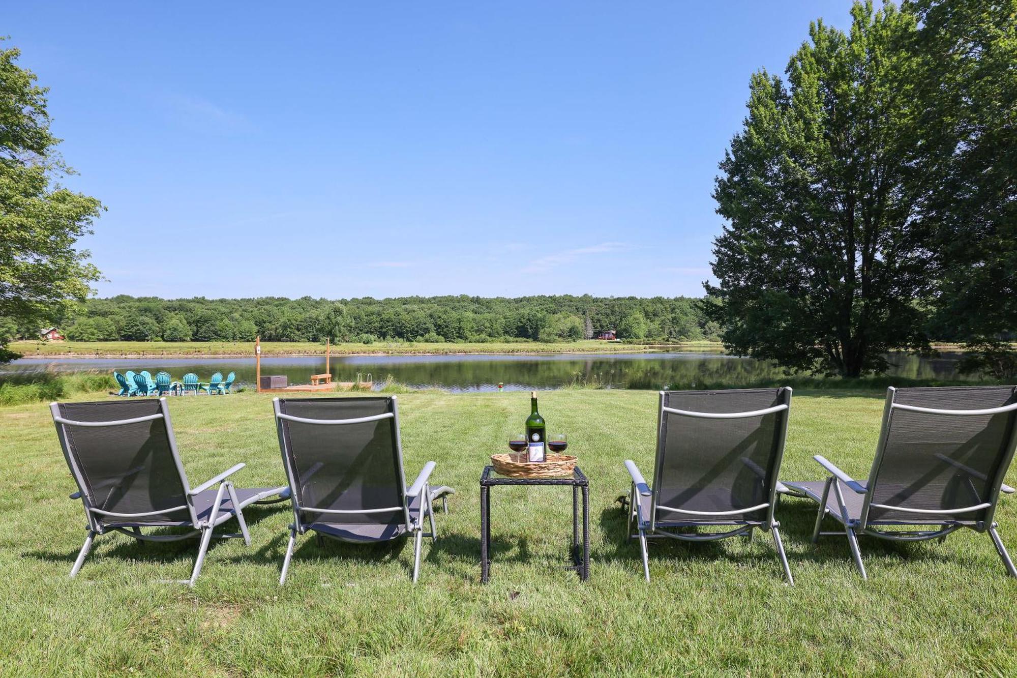 Poconos Brand New Lakefront Oasis 1 Acre, Hottub Gameroom Firepits Talk About Privacy Albrightsville Esterno foto